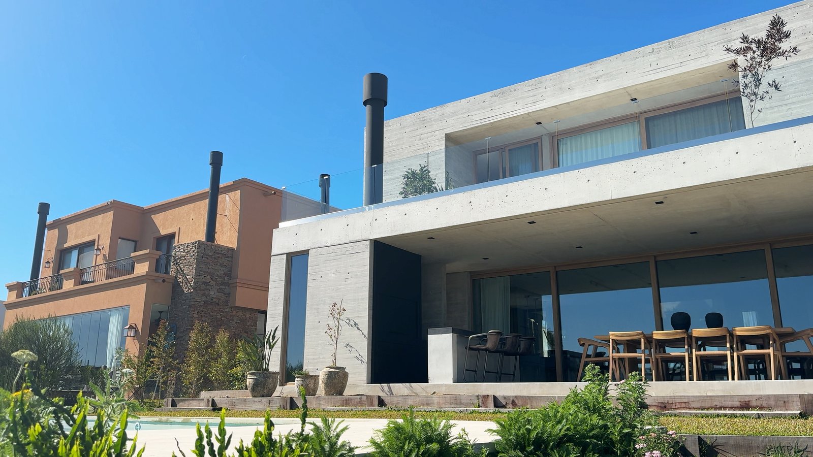 Casa moderna rural com concreto aparente e amplas janelas — projeto CASA MHN, por Hermann Arquitectos, em Nordelta